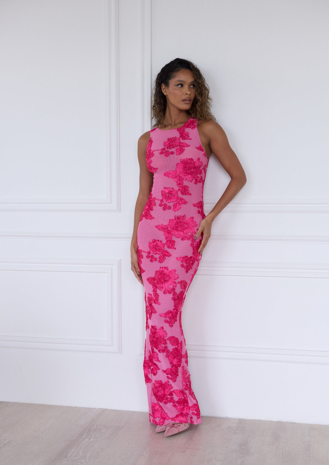 Bárbara | Vestido largo con apliques florales y malla