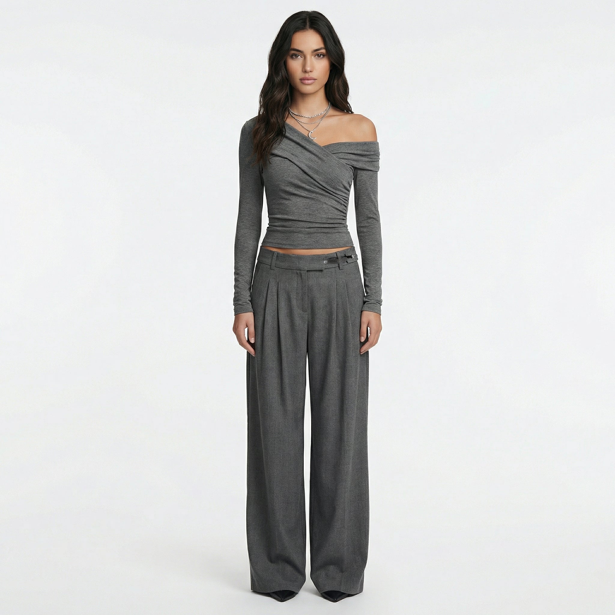 REBEL | Conjunto Gris Carbón Top Asimétrico Off-Shoulder y Pantalón Wide Leg Elegante